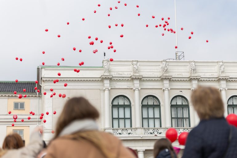 100 ballonger släpptes mot skyn.