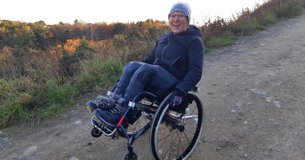 RBU Barnhjälpen Tanzania Ina Åkerberg stegrande i rullstol i utomhusmiljö