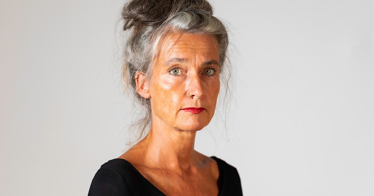 Ordförande Maria Persdotter fotad i studiomiljö